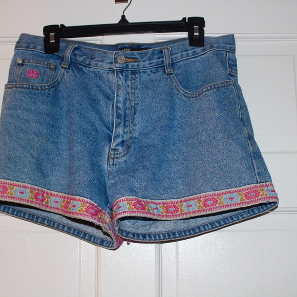 floral embroidered vintage jean shorts - Picture 2 of 5